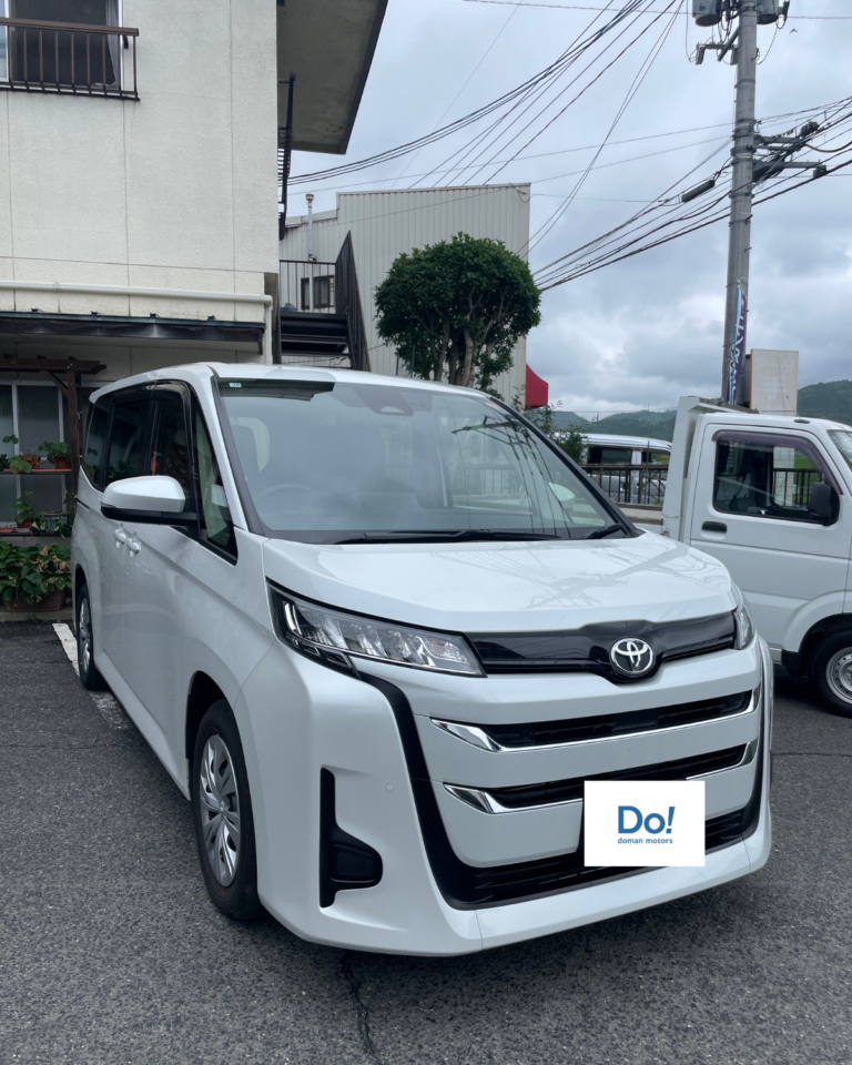 岡山県鏡野町のお客様へ新車トヨタノアをご納車させていただきました。