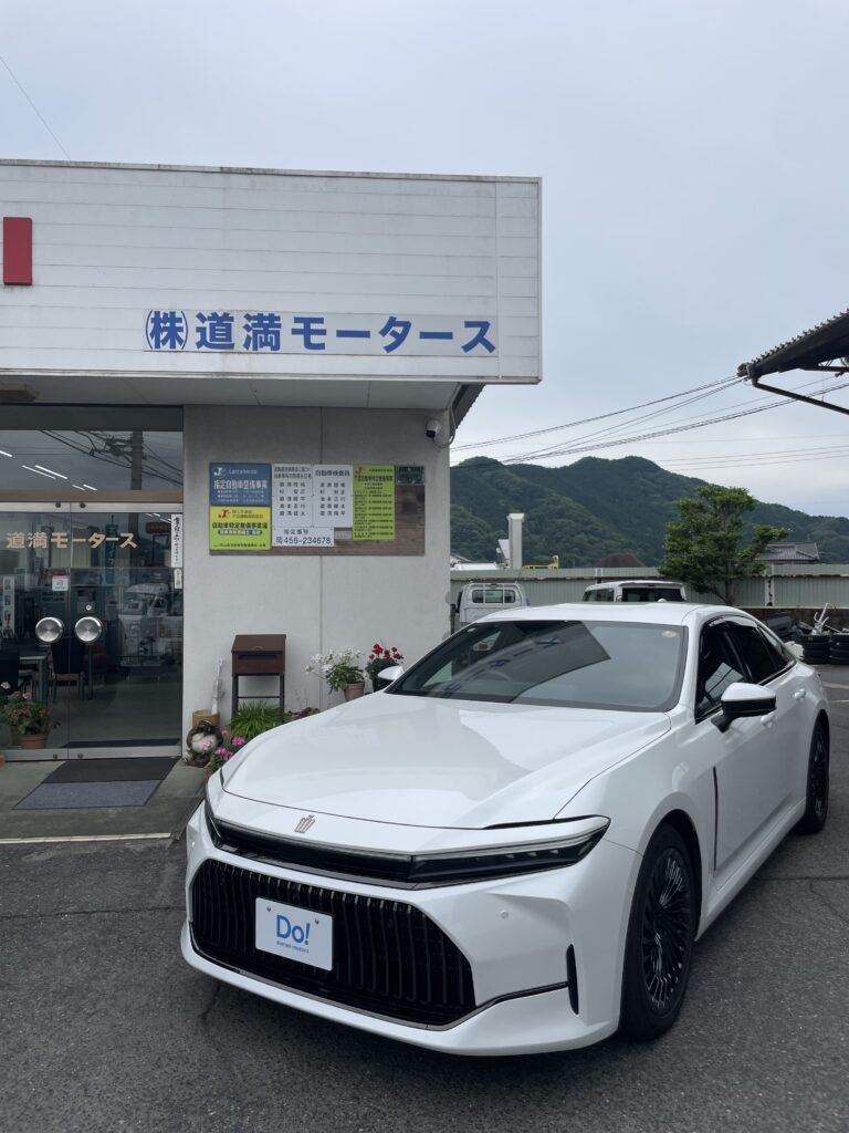 津山市のお客様へ新車トヨタクラウンセダンをご納車させていただきました。