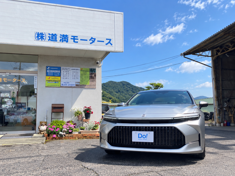 真庭市のお客様へ新車トヨタクラウンセダンを御納車させていただきました。